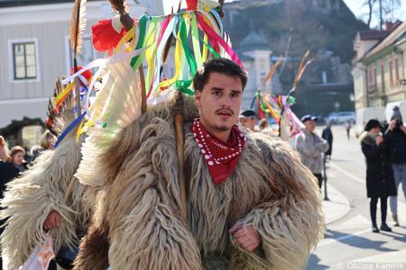 Kamnik so obiskali koranti iz Zamušanov pri Ptuju in v mestno jedro privabili nepregledno množico, željno ogleda tradicionalne pustne šege (46)